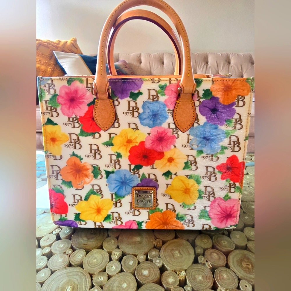 Auth 1975 Dooney&Bourke Handbag w/Mini wallet in EXCELLENT BRAND NEW CONDITION!